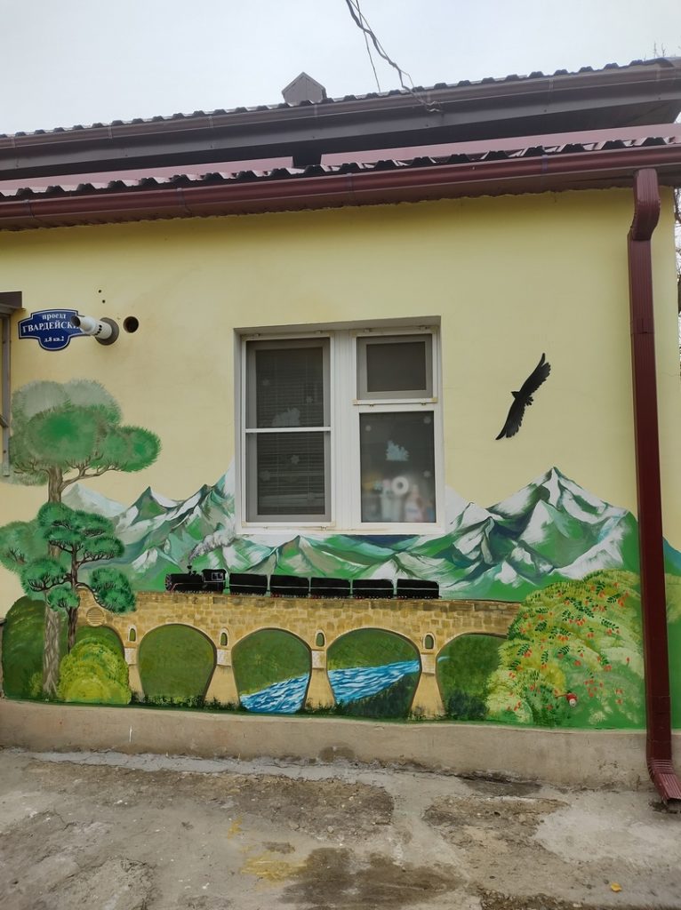В Ставрополе в рамках Недели гражданского образования расписали бывшее здание ЖД вокзала